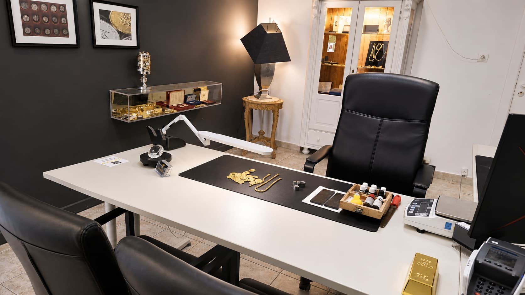 Cabinet privé d'expertise Banque d'Or — espace fermé pour expertise confidentielle de bijoux, diamants et objets précieux