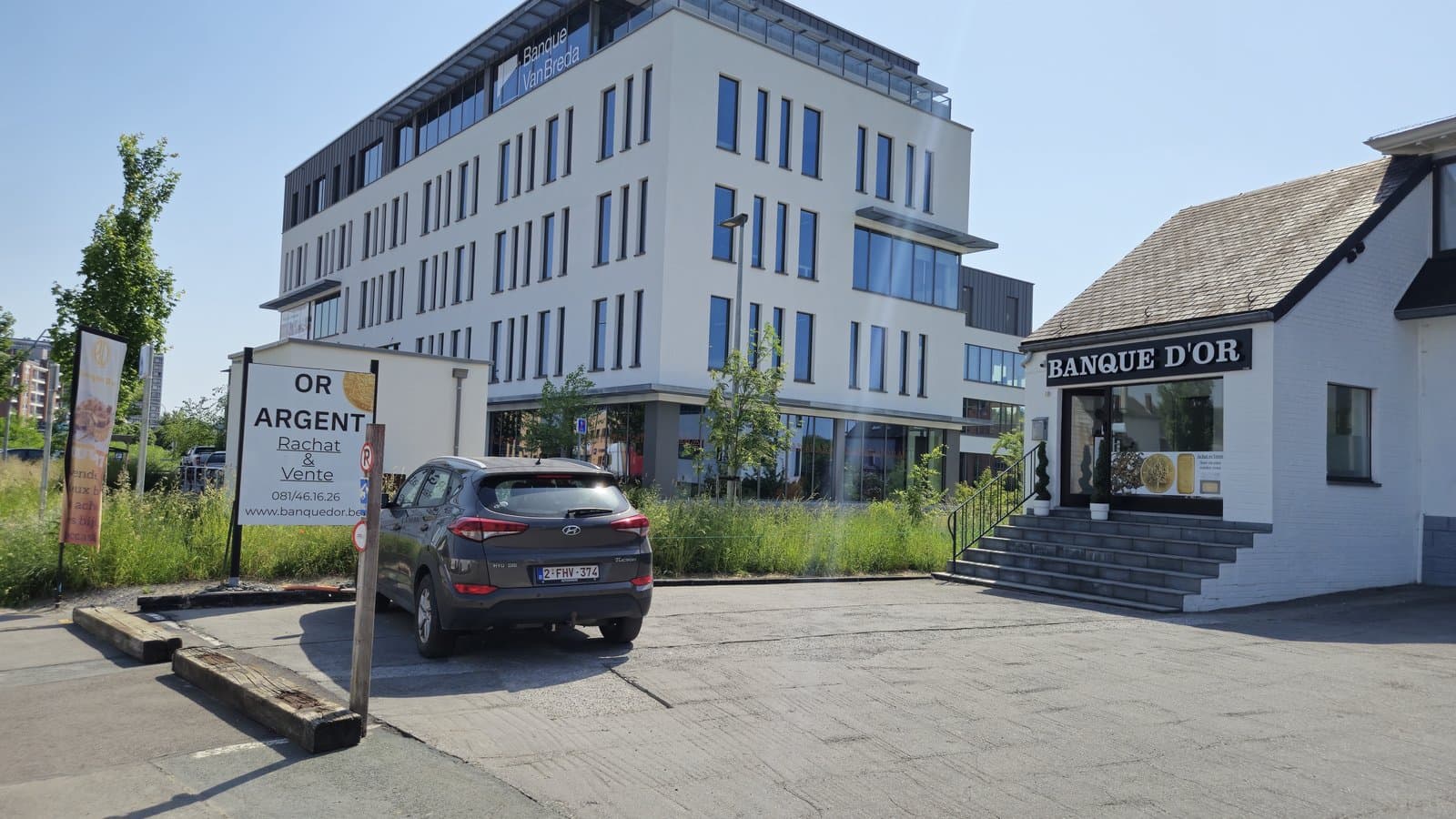 Parking privé filmé Banque d'Or Jambes — places réservées aux clients, accès direct depuis Avenue Prince de Liège