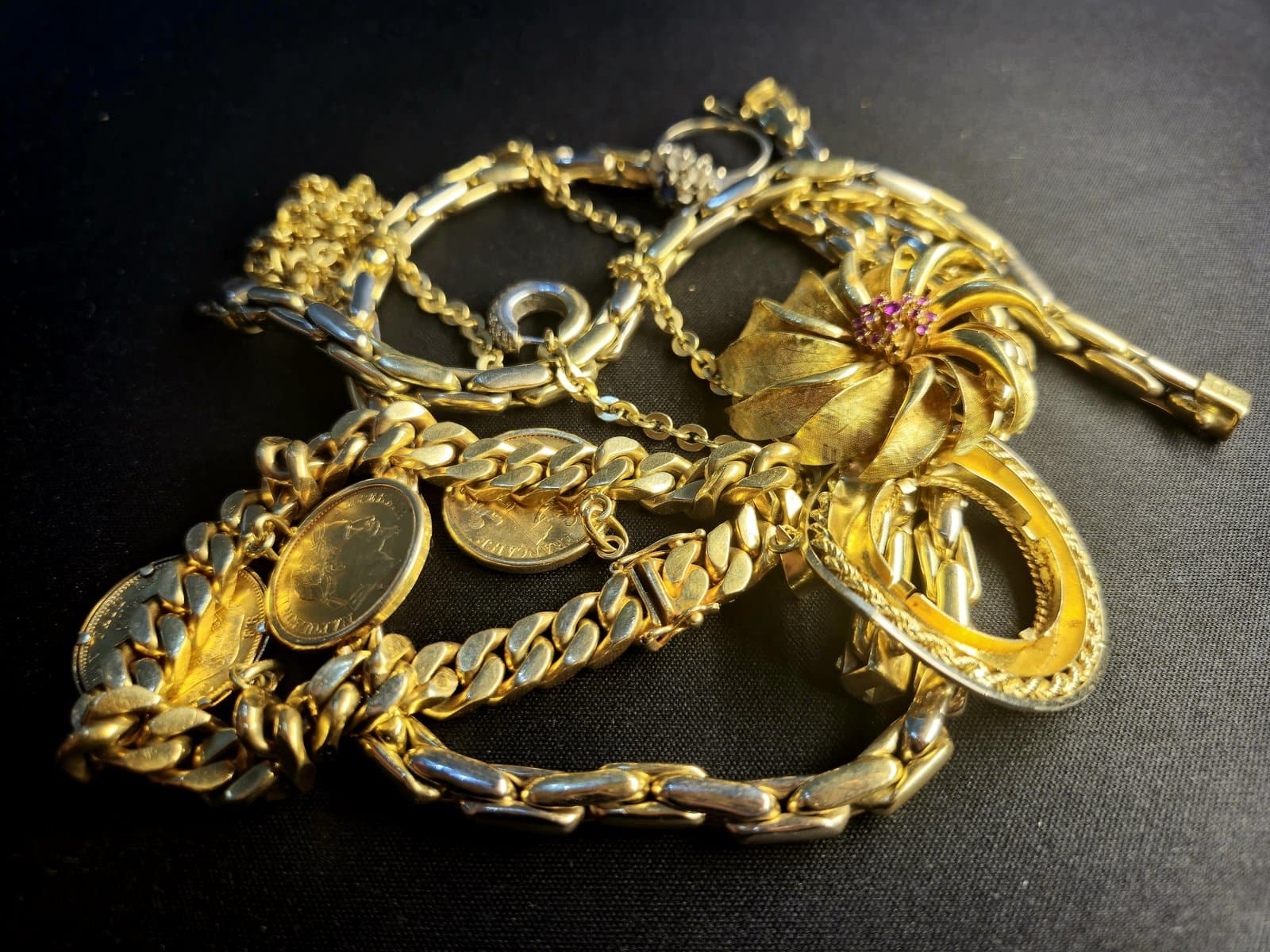 Tas de bijoux en or — bagues, chaînes, broches, alliances, héritage familial