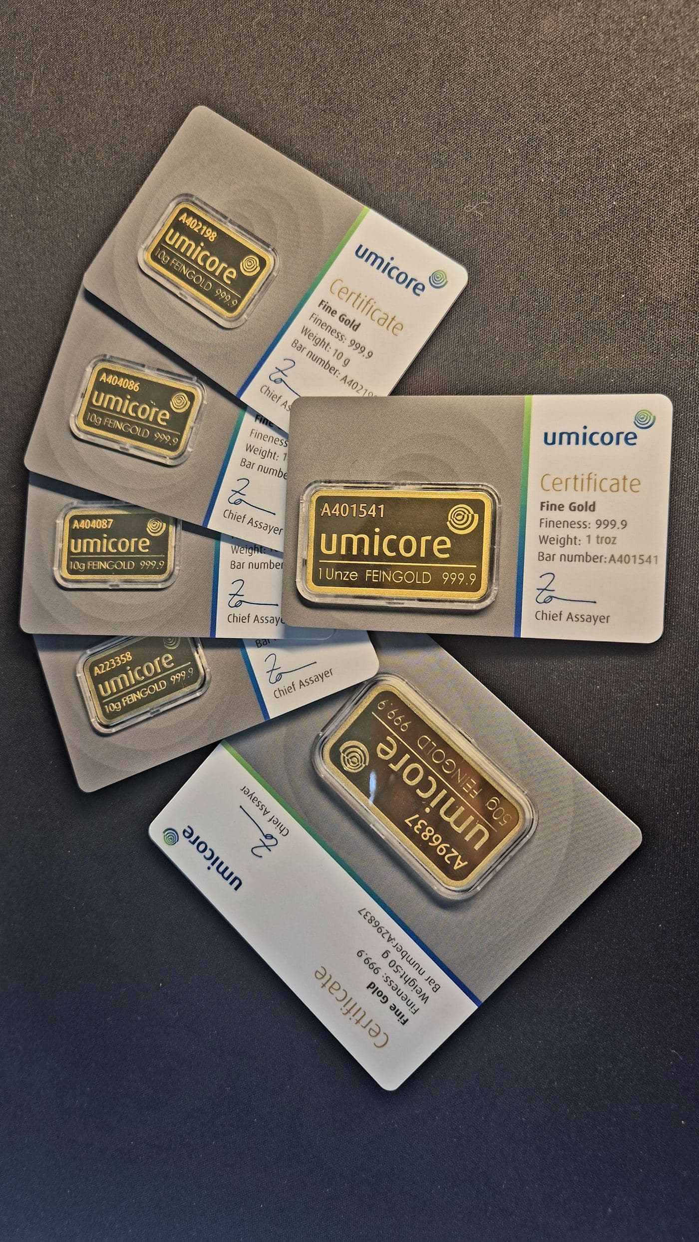 Lingots d'or Umicore alignés — toutes tailles 1 g à 1 kg rachetées au cours LBMA